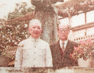 抗戰(zhàn)時(shí)期兩位景堂人八十年代重逢合影（左起：李文象、張大年）。