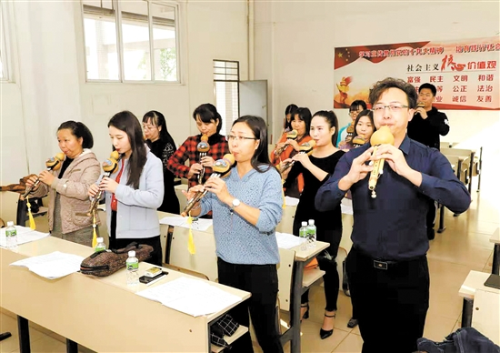 譚濤在認(rèn)真教學(xué)。