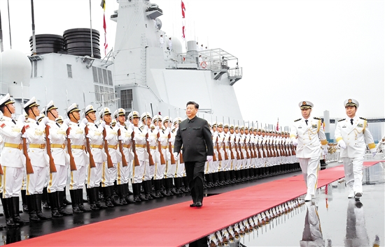 4月23日，在中國人民解放軍海軍70華誕之際，中共中央總書記、國家主席、中央軍委主席習(xí)近平出席在青島舉行的慶祝人民海軍成立70周年海上閱兵活動。圖為習(xí)近平檢閱海軍儀仗隊。新華社