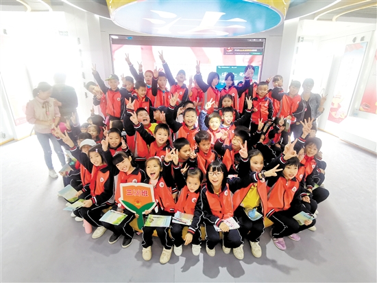 ▲恩城中心小學(xué)（東安校區(qū)）學(xué)生開(kāi)心參加研學(xué)活動(dòng)。