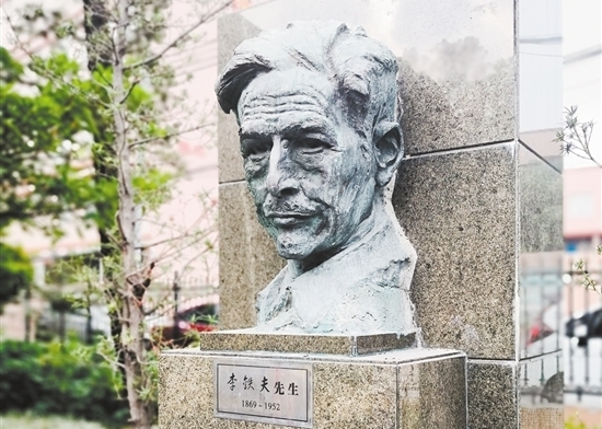 位于鐵夫畫閣的李鐵夫雕像。