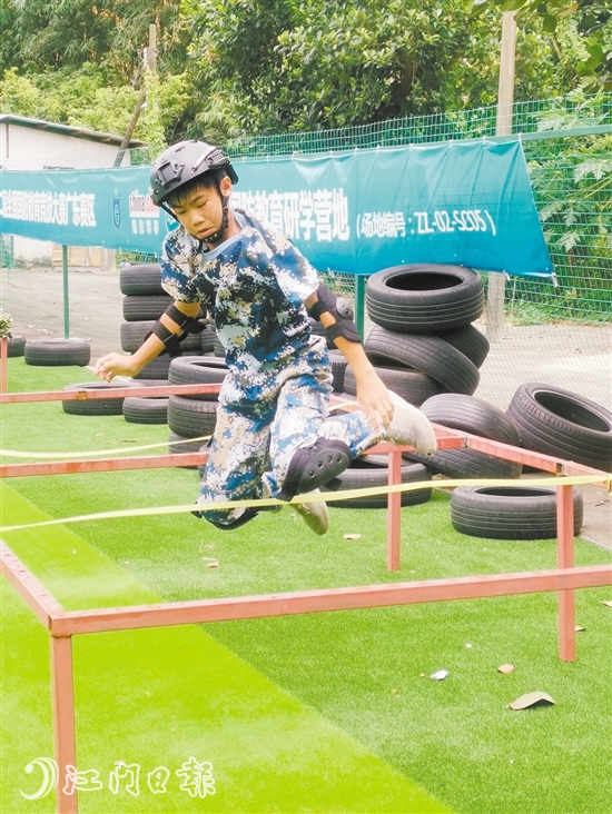 選手在進(jìn)行越障訓(xùn)練。