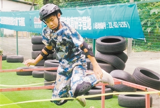 選手在進行越障訓練。