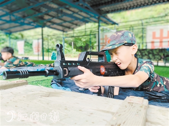 小營員們進行臥姿射擊訓練。