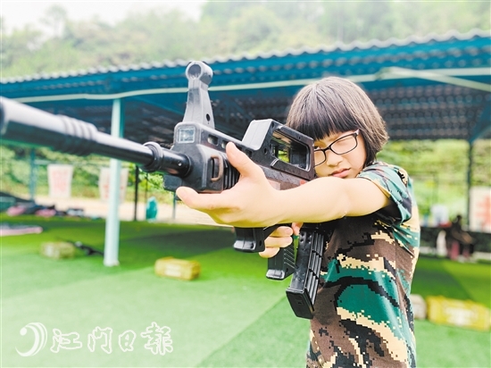 “拿起槍來，我就是女漢子！”