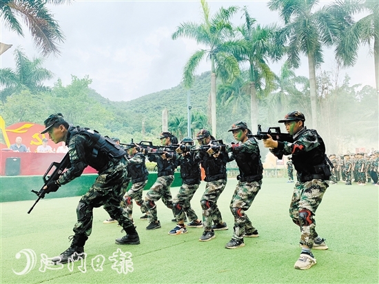 教官率優(yōu)秀選手上演《獵鷹出擊》。