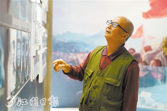 胡浩然在認真觀看歷史墻。