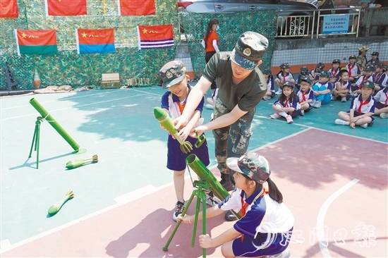 越塘小學(xué)從國防地理、國防歷史、國防科技以及常規(guī)武器裝配等方面，讓學(xué)生系統(tǒng)了解國防知識。