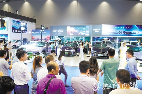 到車展現(xiàn)場(chǎng)看車購(gòu)車的市民絡(luò)繹不絕。