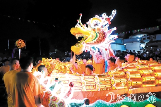 在鶴山市桃源鎮(zhèn)錢塘村舉行的彩龍游村活動(dòng)上，村民舞動(dòng)彩龍，非常熱鬧。