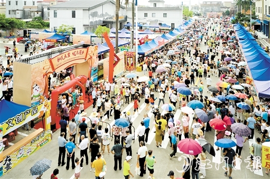國慶節(jié)當(dāng)天，大鰲鎮(zhèn)“笑蝦蝦”水鄉(xiāng)文化旅游嘉年華活動(dòng)開幕，吸引大量人流。