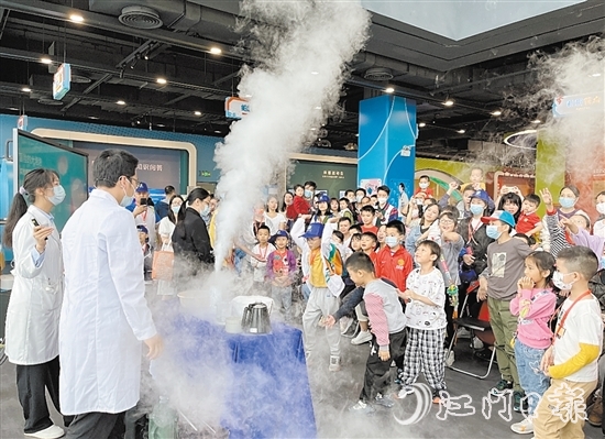 區(qū)科技館舉辦有趣生動的科學實驗，給孩子們留下了美好的回憶。