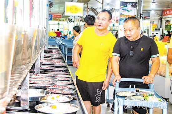 在五洞村，牛肉美食琳瑯滿目，任君挑選。