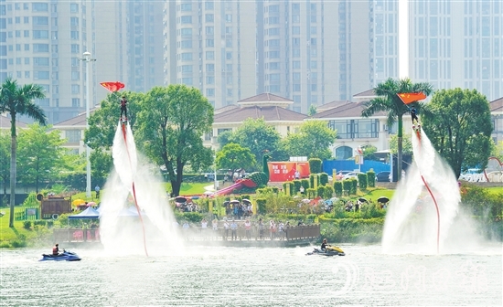 “慶國(guó)慶·水舞錦江”錦江水秀為廣大市民、游客送上了精彩的水上特技視覺(jué)盛宴。
