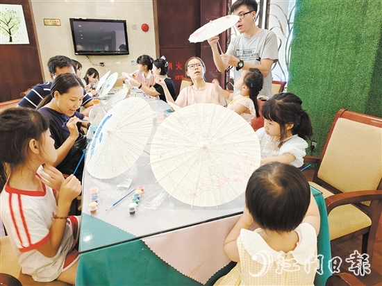 山泉灣溫泉的DIY油紙傘彩繪活動(dòng)吸引了不少市民、游客參與。