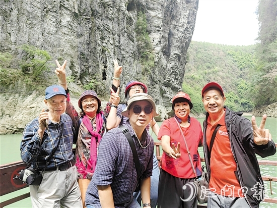 團友到神龜峽游玩。