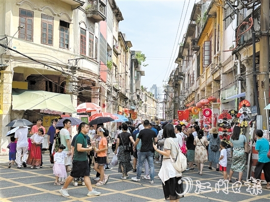 長堤歷史文化街區(qū)游人如織。