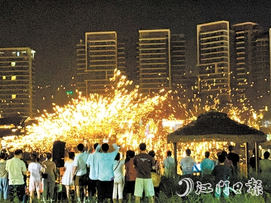 江門古勞水鄉(xiāng)景區(qū)非遺打鐵花表演。