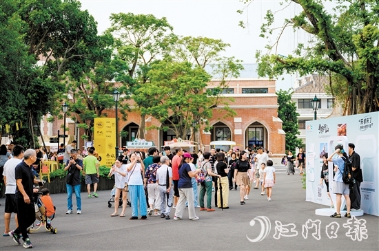 “雙節(jié)”假期，開平碉樓文化旅游景區(qū)喜迎八方來客，自力村、立園、馬降龍等主景區(qū)熱鬧非凡。