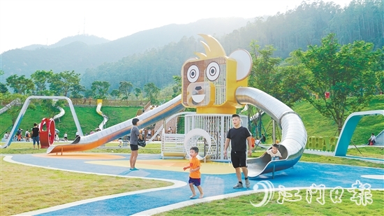 中秋國慶假期，新會(huì)兒童公園迎來不少游客。