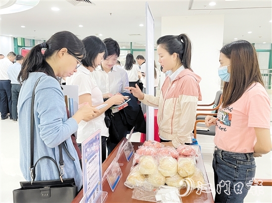 參會(huì)人員體驗(yàn)數(shù)字人民幣App。