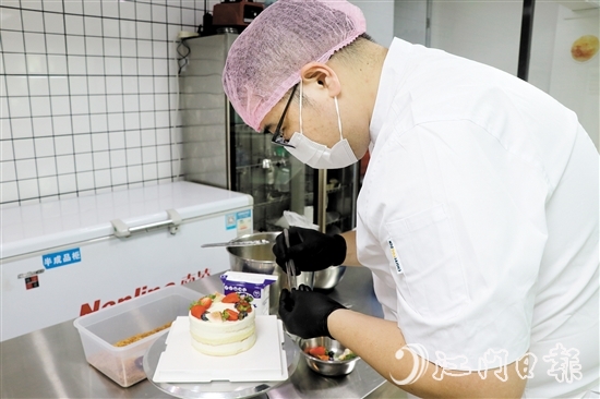 黃永釗在店里制作蛋糕。