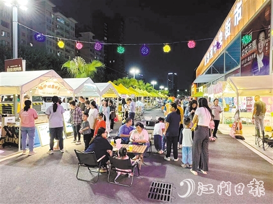 夜幕降臨，霓虹閃爍，市民穿行于集市，邊逛邊吃，享受著夜晚的悠閑時(shí)光。