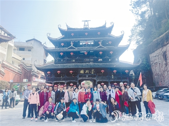 重慶純玩雙飛5天之旅首發(fā)團(tuán)合影留念。