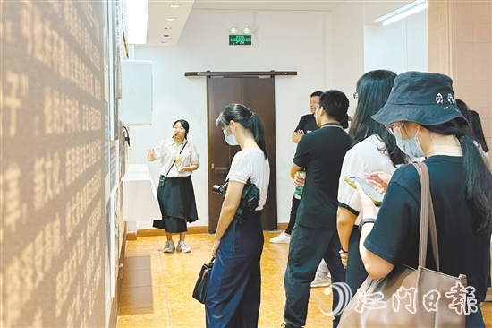 游客參觀林基路紅色教育基地。