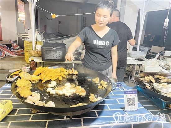 蔣麗娟在集市賣起她的家鄉(xiāng)傳統(tǒng)小吃——豆腐角。