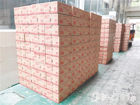 “雙11”商家加班加點打包、發(fā)貨。