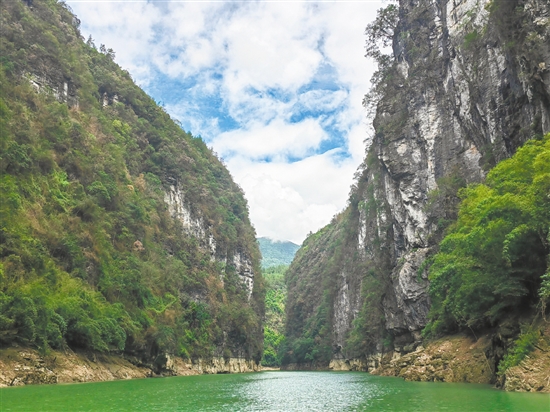神龜峽沿河兩岸皆是懸崖峭壁，奇峰突兀。
