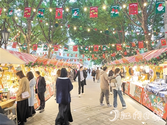 佛山嶺南天地集市統(tǒng)一圣誕主題設(shè)計(jì)，十分吸睛。