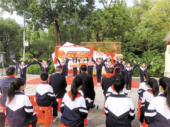 開平市金山小學(xué)學(xué)生來到開平市雙擁主題公園，開展愛國主義教育活動(dòng)。
