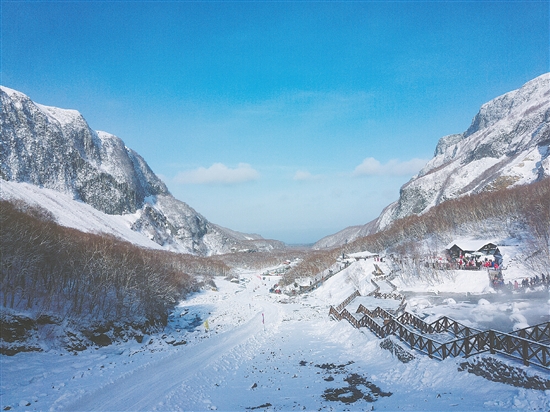 冰雪親子游是寒假、春節(jié)旅游的特色產(chǎn)品。