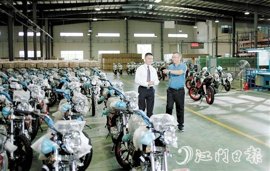 江門(mén)農(nóng)商銀行工作人員到企業(yè)了解情況。