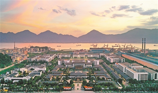 依托青拓集團(tuán)，寧德集聚了70多個(gè)不銹鋼中下游產(chǎn)業(yè)鏈項(xiàng)目。圖為青拓園區(qū)。