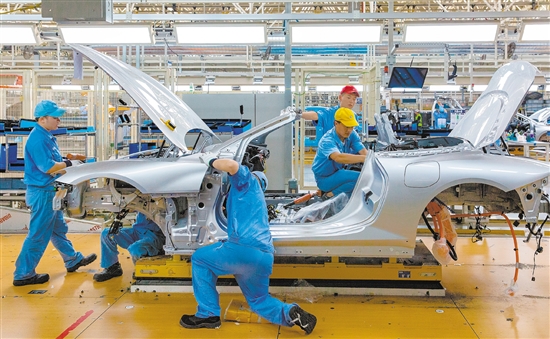 寧德加大政策支持力度,助力新能源汽車產(chǎn)業(yè)高質(zhì)量發(fā)展。圖為上汽寧德基地生產(chǎn)車間。