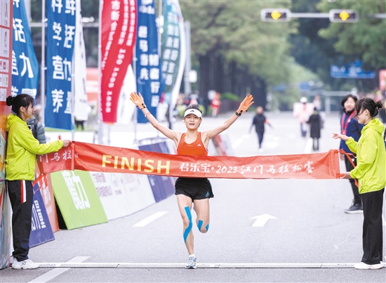 我國選手鐘佳萌獲得全馬女子組冠軍。周華東