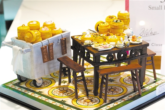 陳淑婷創(chuàng)作的“廣東傳統(tǒng)茶點文化”翻糖蛋糕作品獲得金獎。