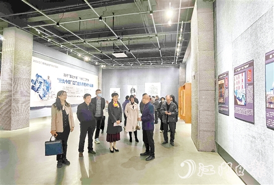 開幕儀式結(jié)束后，領(lǐng)導(dǎo)嘉賓參觀展覽。