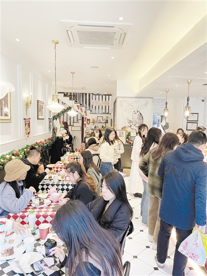 上個(gè)周末，不少人慕名前來SHERRY店鋪品嘗甜品。
