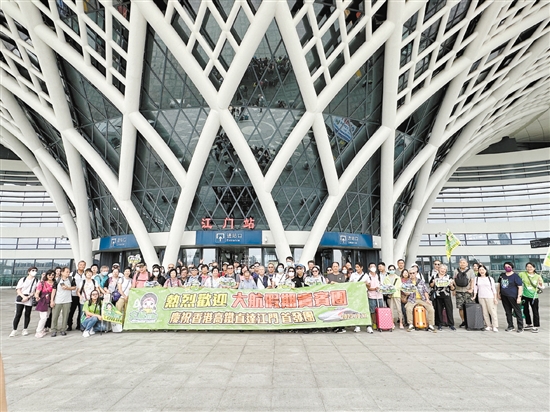 10月11日12時16分，首批乘坐香港直達江門列車的旅客順利到站。