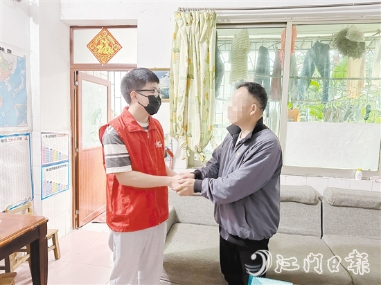 鶴山市退役軍人事務(wù)局工作人員上門問需，幫助退役軍人緩解燃眉之急。