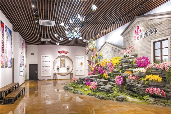 崖門鎮(zhèn)打造的“蘭蘋集市”是一個(gè)花卉展銷平臺(tái)，內(nèi)設(shè)蘭花培育種植科普室。