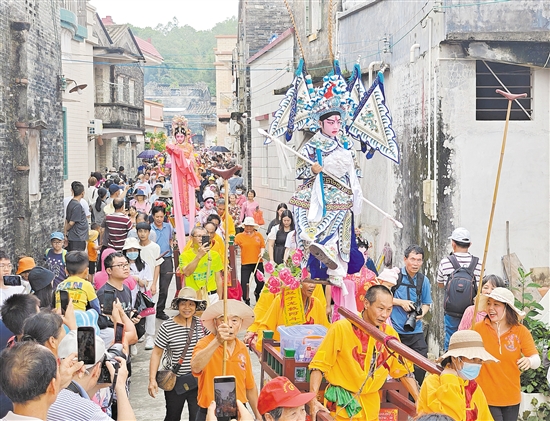 業(yè)內人士建議把臺山浮石村飄色搬到江門市區(qū)，擴大市場影響力。郭永樂