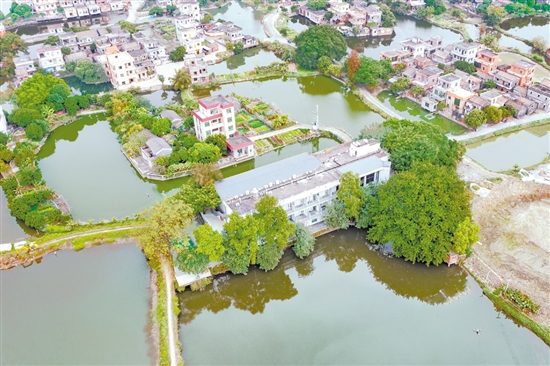 位于古勞鎮(zhèn)上升村的方塘水墨民宿，綠水環(huán)繞，景色宜人。