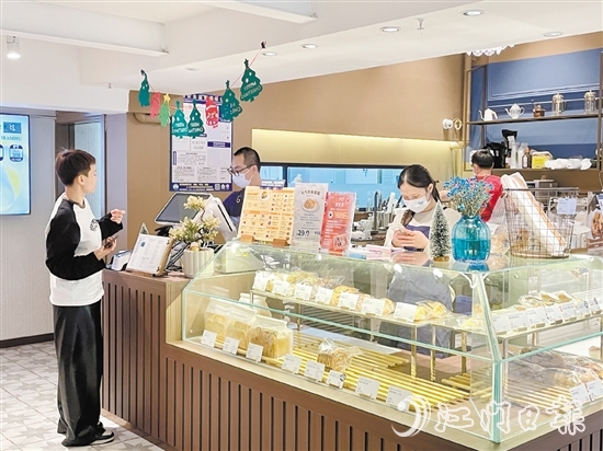 網紅面包店為消費者提供“吃+喝+拍照”的復合式新體驗。