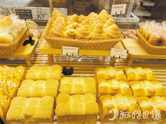 對于貴價面包，有市民吐槽定價過高，有市民則認為物有所值。