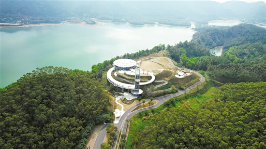 恩平黃金泉林小鎮(zhèn)飛行主題館是全國(guó)青少年無人機(jī)科學(xué)素質(zhì)等級(jí)考務(wù)中心、廣東省青少年科技教育基地、廣東省科普教育基地、廣東省航空飛行基地。